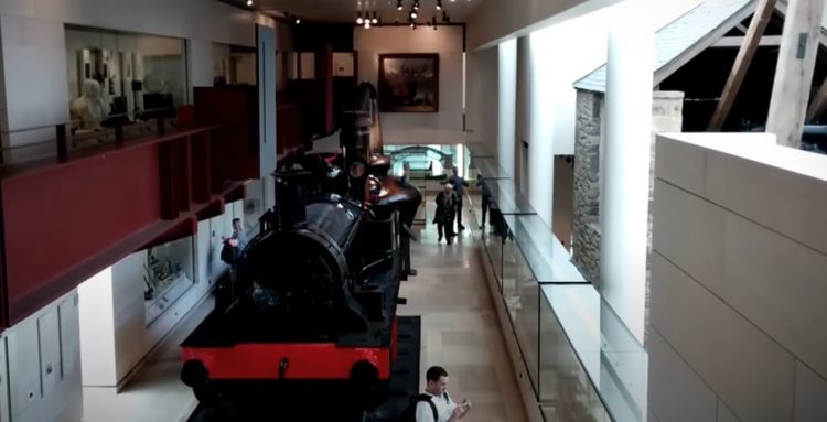 sala con tren del Museo Nacional de Escocia